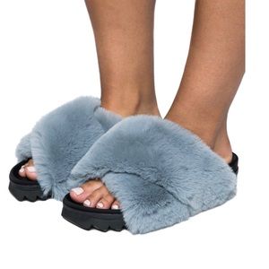 ROAM NWT Cloud
Slippers in Icy Blue Faux
Fur Sz 37